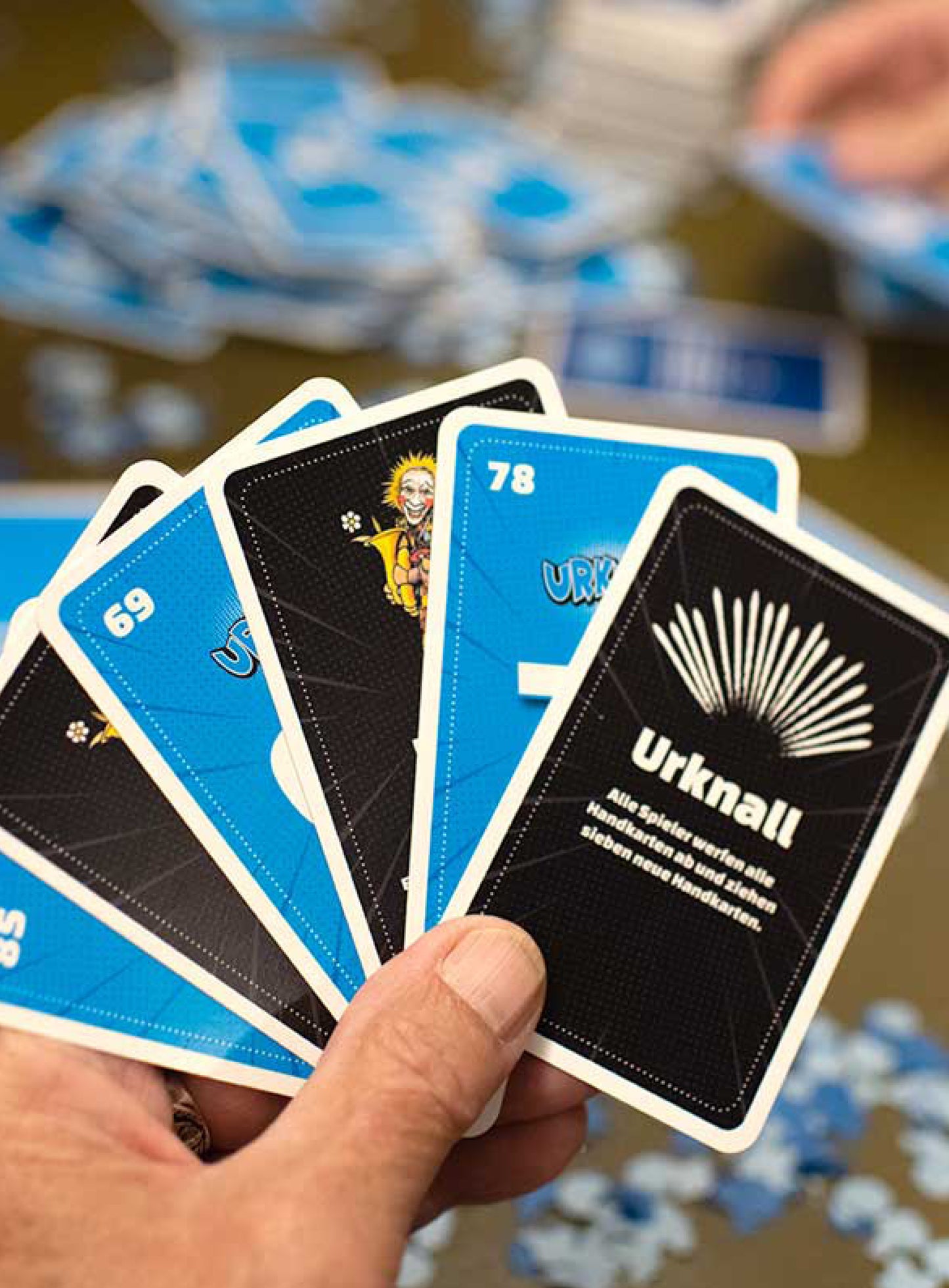 Urknall-Kartenspiel: Entdecke die Geschichte der Lozärner Fasnacht